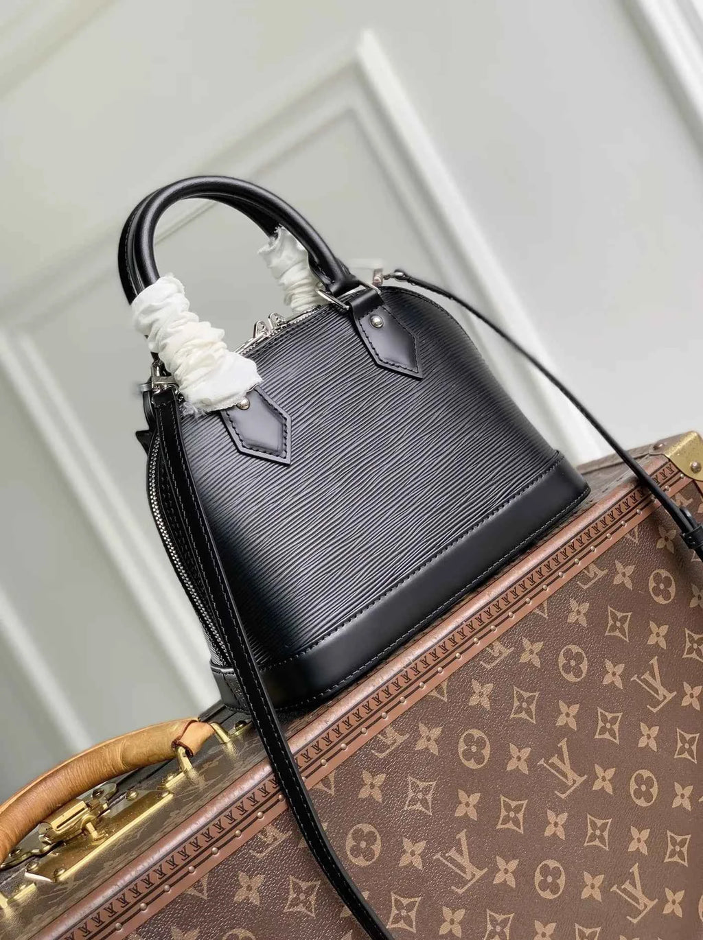 Louis Vuitton Alma BB Bag, M29125 Black Cowhide leather