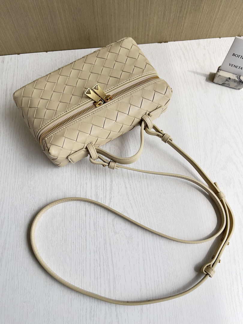 Bottega Veneta Bang Bang Vanity Case 789109 Beige