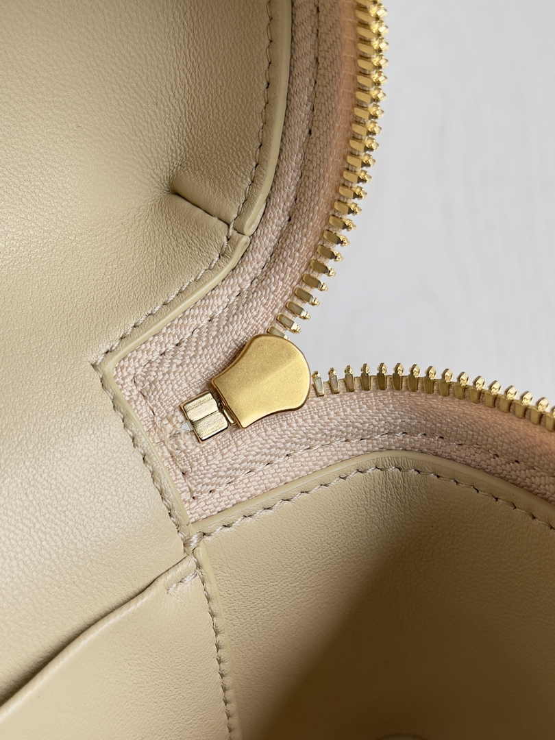 Bottega Veneta Bang Bang Vanity Case 789109 Beige