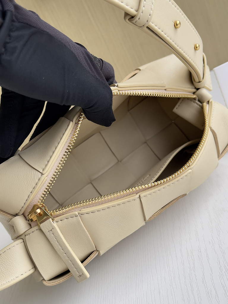 Bottega Veneta BV 729166 Small Brick Cassette In Beige