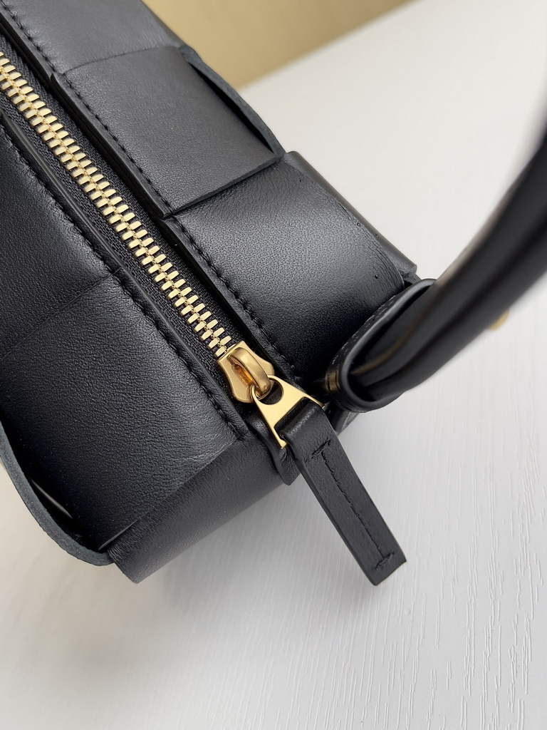 Bottega Veneta BV 729166 Small Brick Cassette In Black