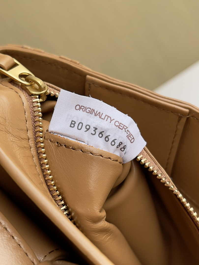 Bottega Veneta Cassette Bag 717089 Calfskin Tan