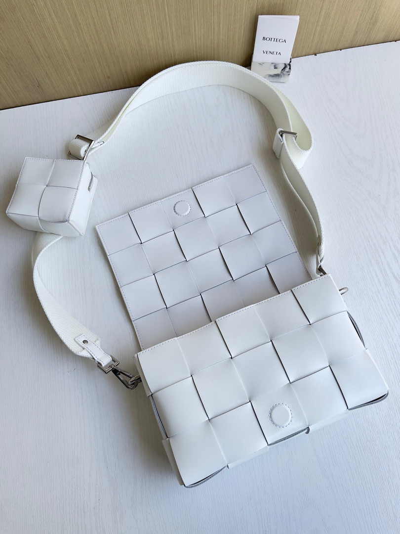 Bottega Veneta Cassette With Versatile Strap 741777 Calfskin White