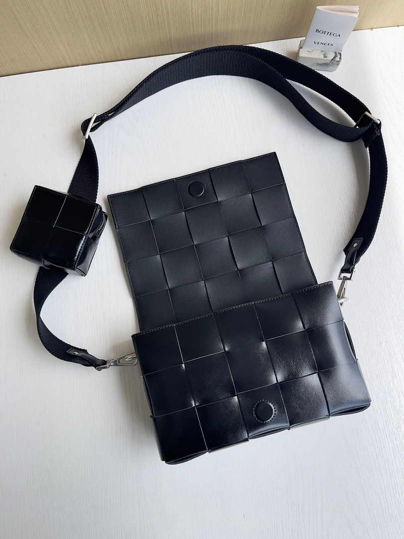 Bottega Veneta Cassette With Versatile Strap 741777 Calfskin Black