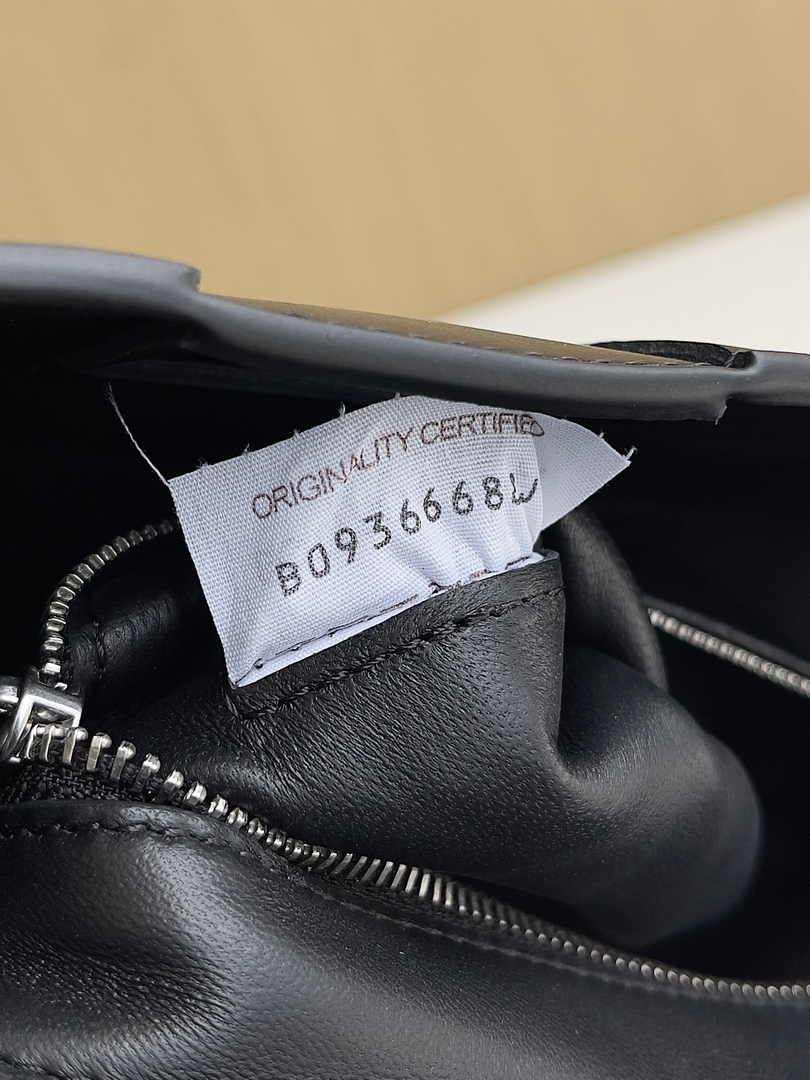 Bottega Veneta Cassette With Versatile Strap 741777 Calfskin Black