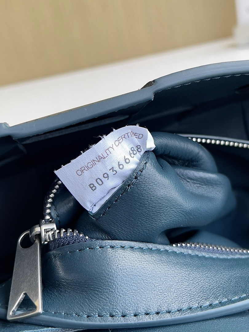 Bottega Veneta Cassette With Versatile Strap 741777 Calfskin Navy Blue