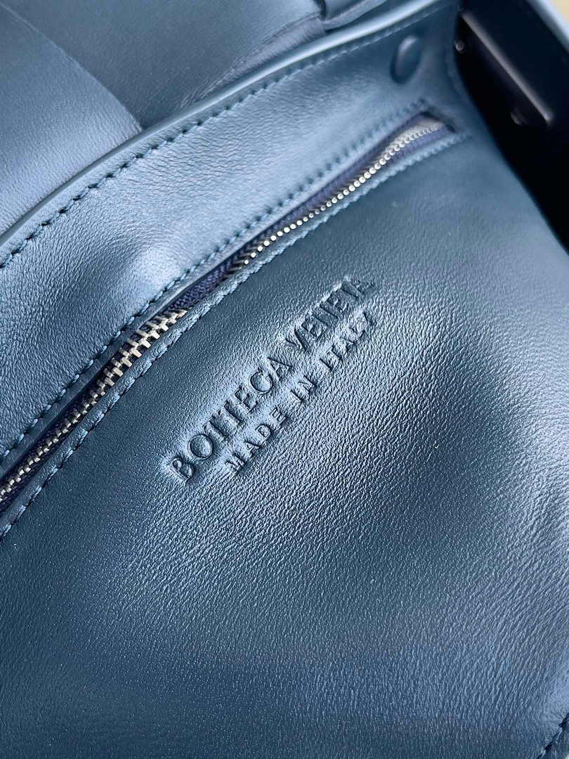 Bottega Veneta Cassette With Versatile Strap 741777 Calfskin Navy Blue