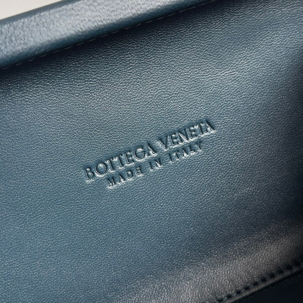 Bottega Veneta Knot Blue Calfskin 717622