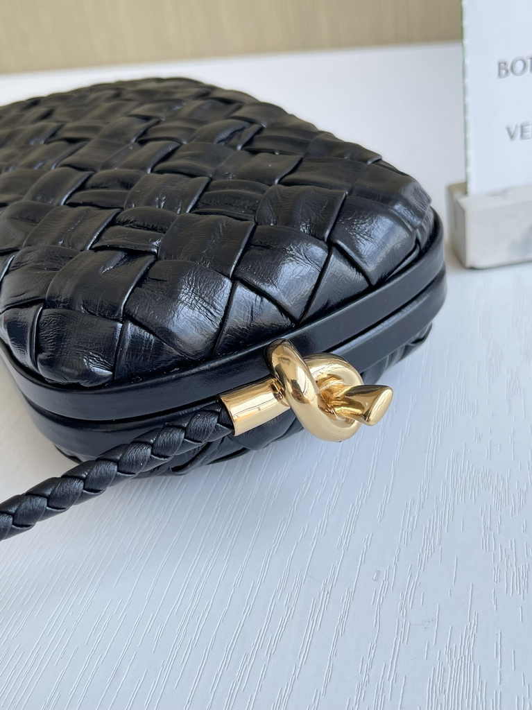 Bottega Veneta Knot With Chain 717623 Black Calfskin