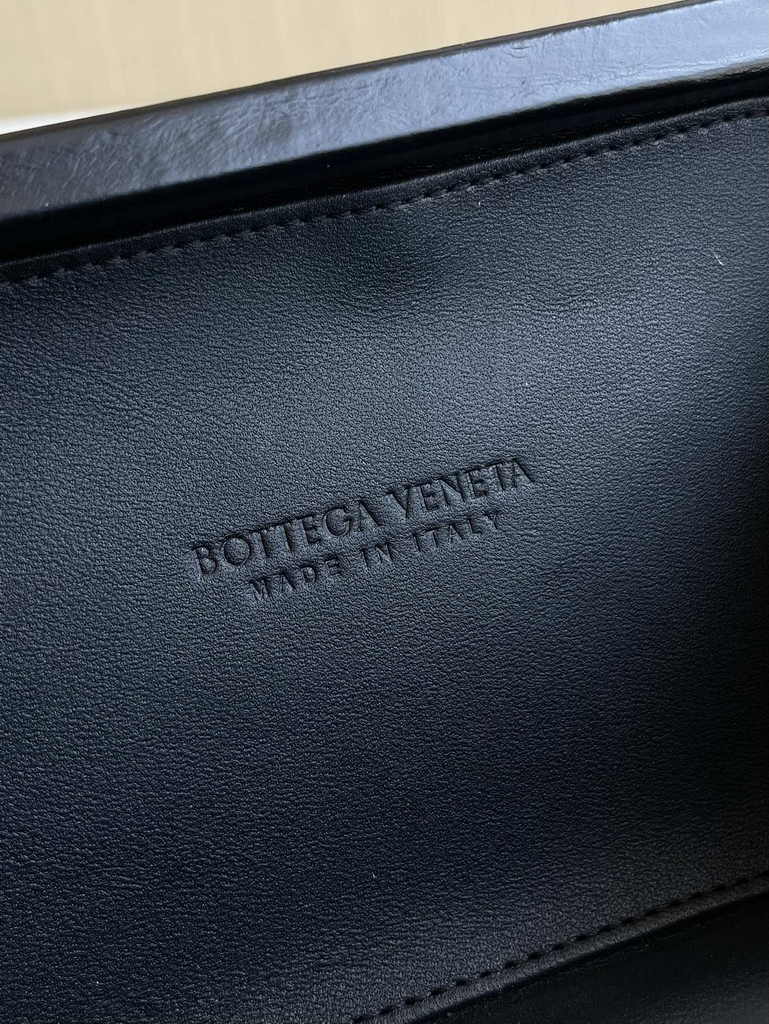 Bottega Veneta Knot With Chain 717623 Black Calfskin