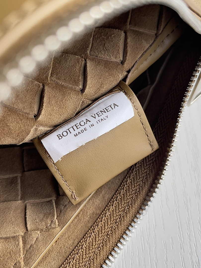 Bottega Veneta Medium Intrecciato Zipped Pouch 651852 Calfskin Tan