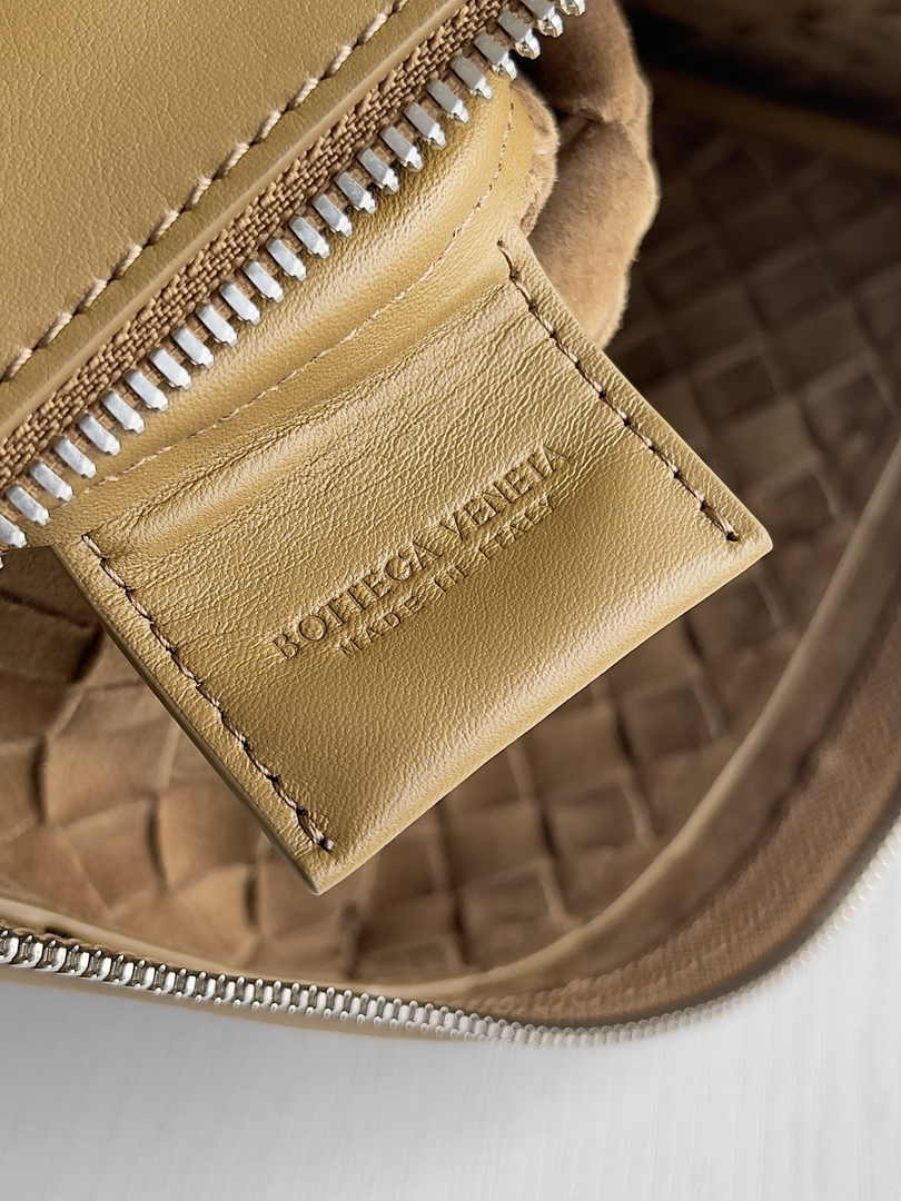 Bottega Veneta Medium Intrecciato Zipped Pouch 651852 Calfskin Tan