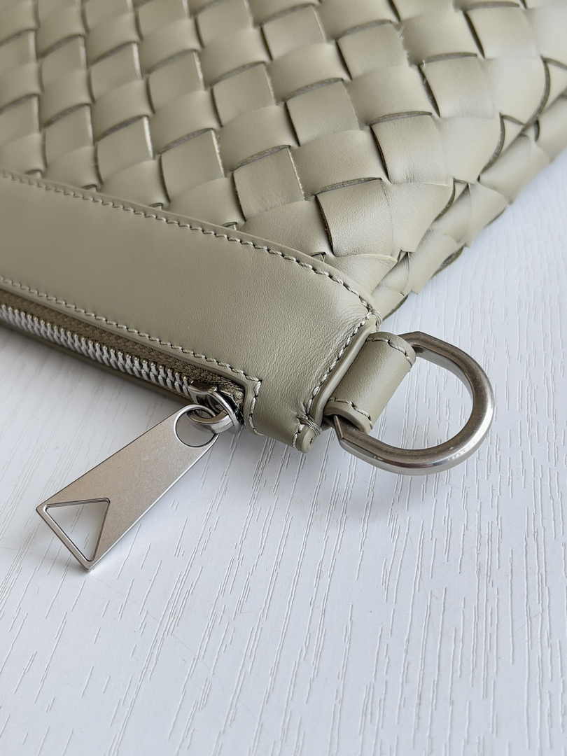 Bottega Veneta Medium Intrecciato Zipped Pouch 651852 Calfskin Beige