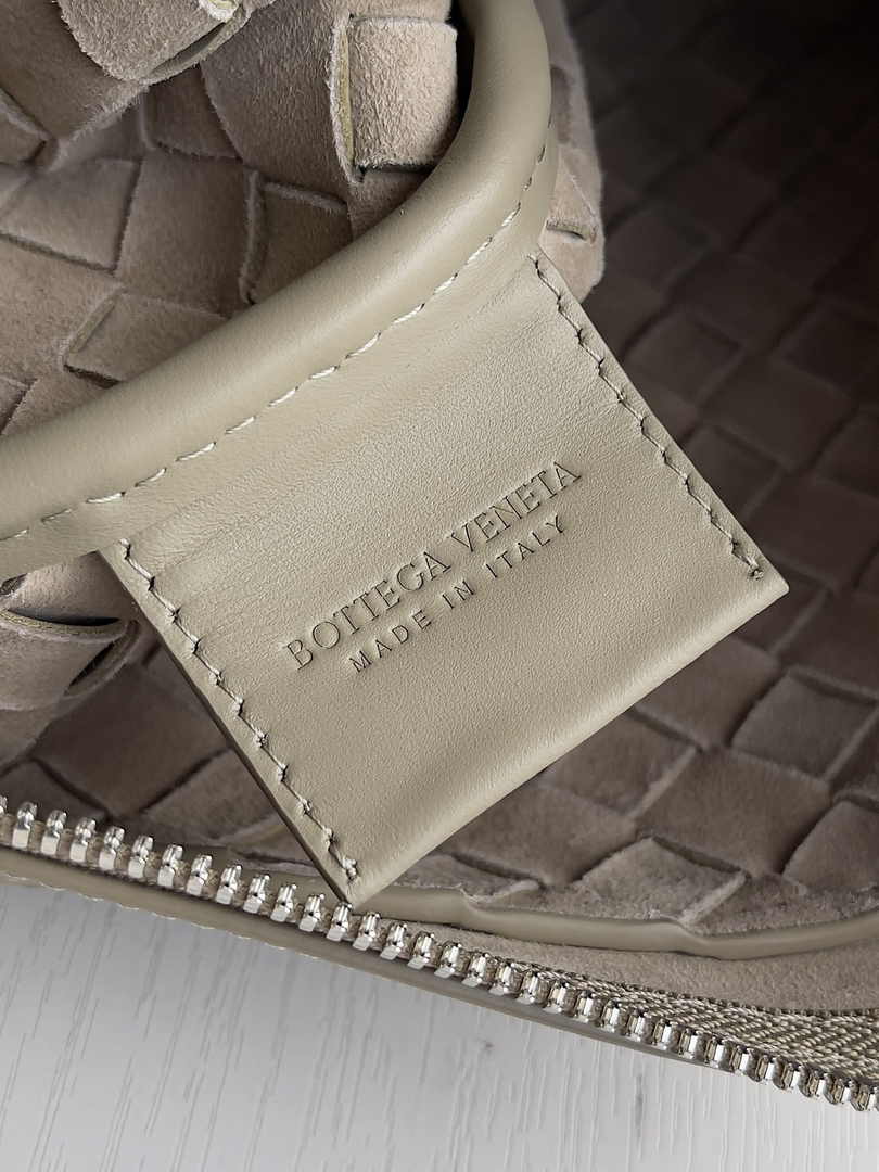 Bottega Veneta Medium Intrecciato Zipped Pouch 651852 Calfskin Beige