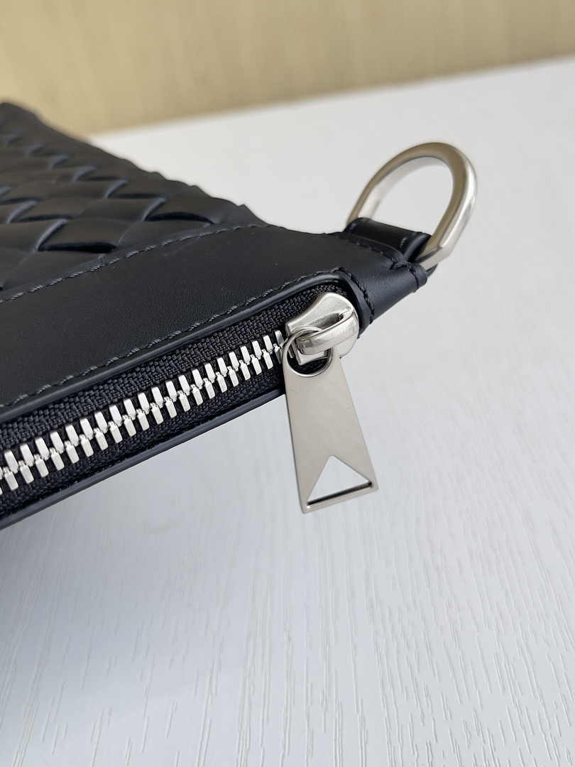 Bottega Veneta Medium Intrecciato Zipped Pouch 651852 Calfskin Black