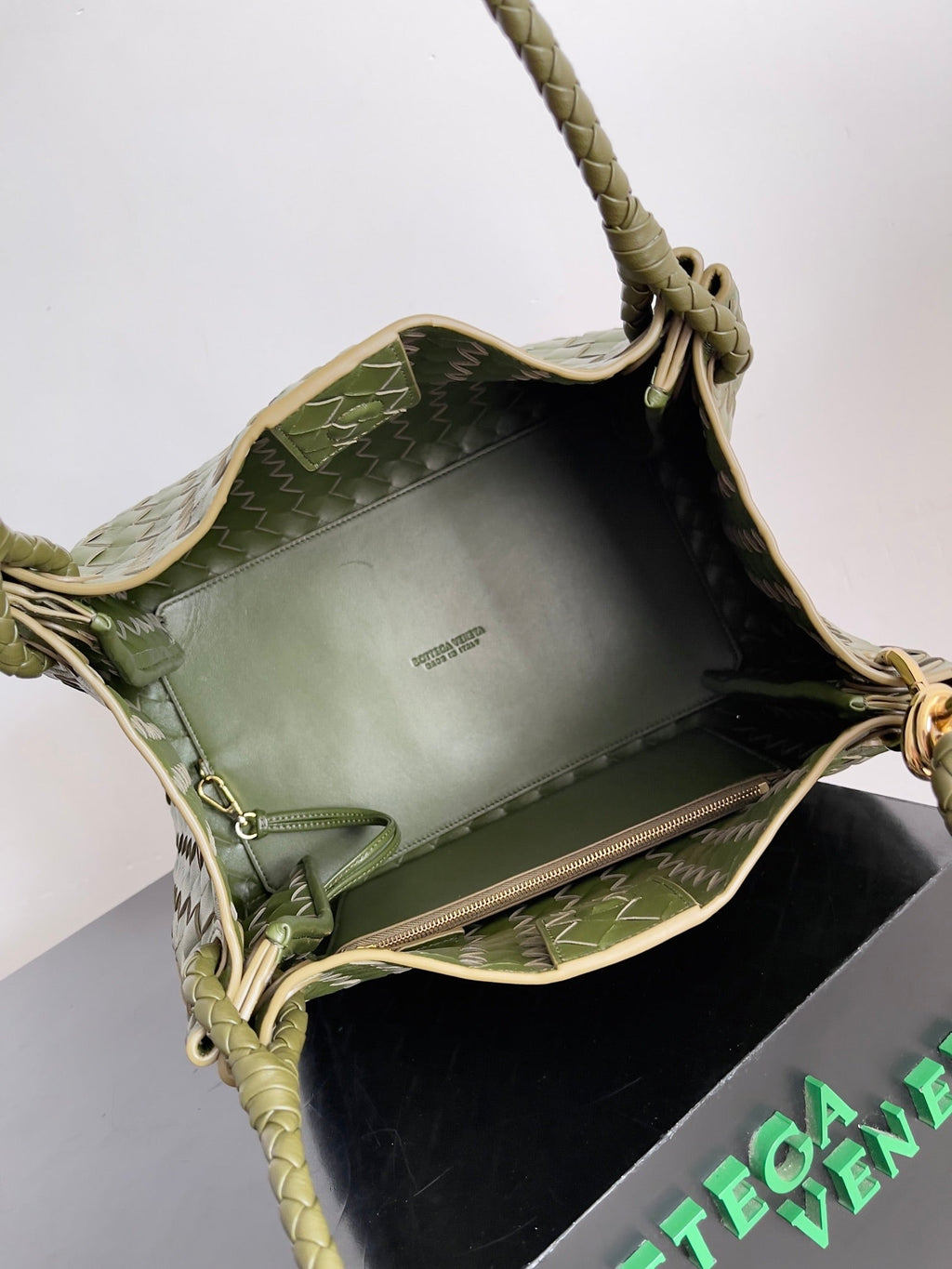 Bottega Veneta Parachute Large 796571 – Green Calfskin Leather Hobo Bag