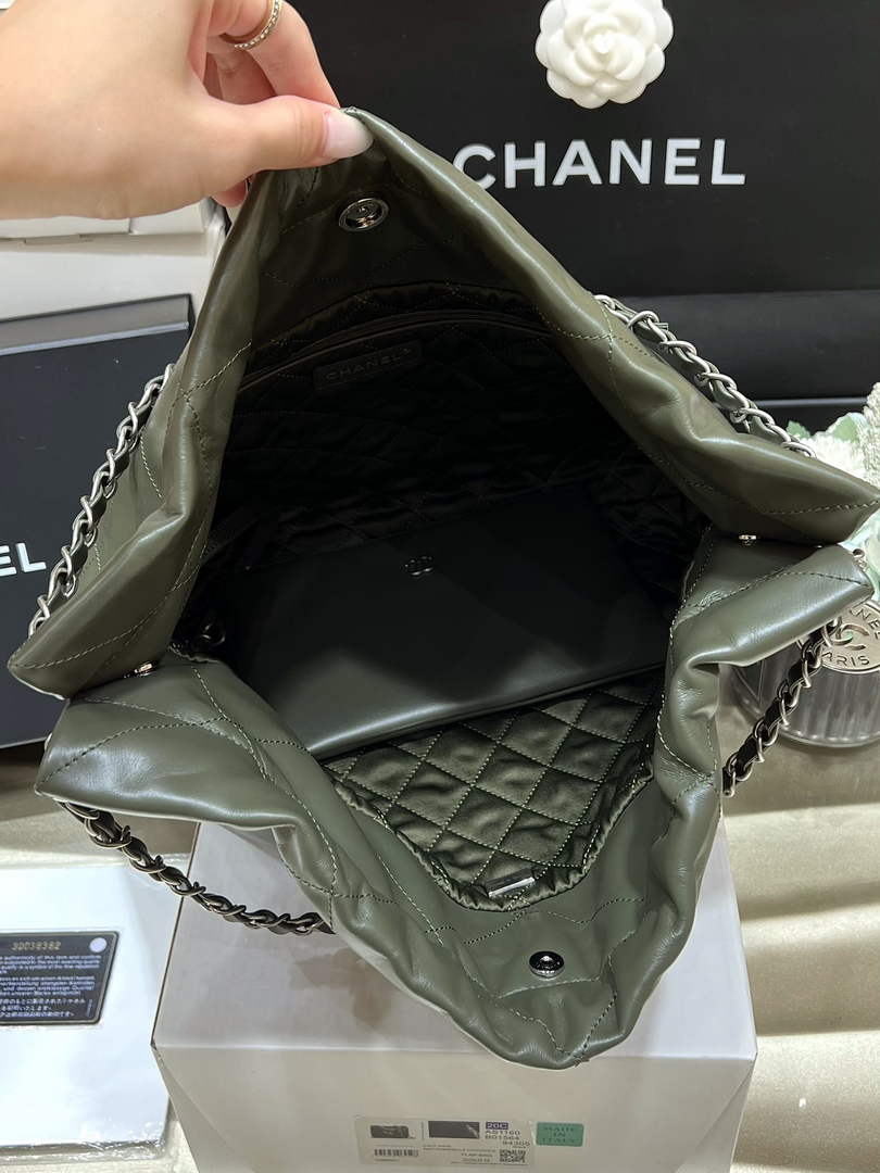 Chanel 22 Bag AS3261 Dark Green Shiny Calfskin Gold-Tone Metal