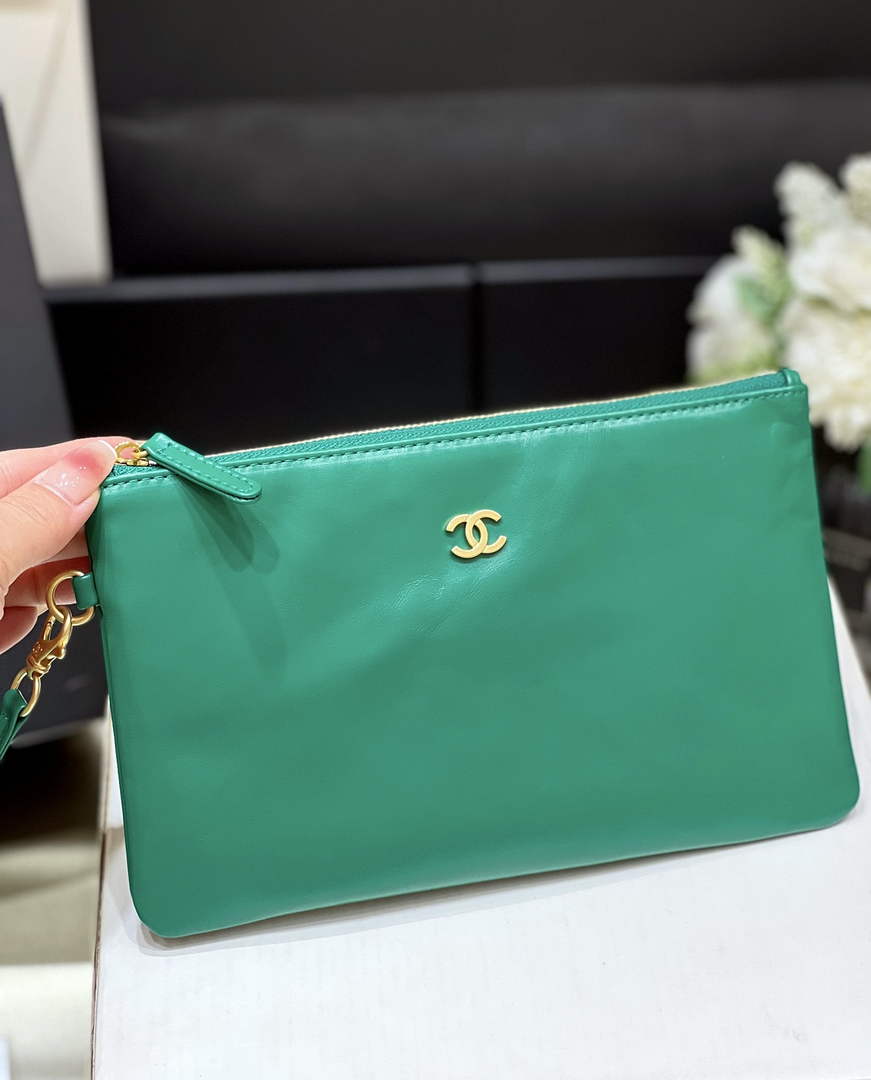Chanel 22 Bag AS3261 Green Shiny Calfskin Gold-Tone Metal