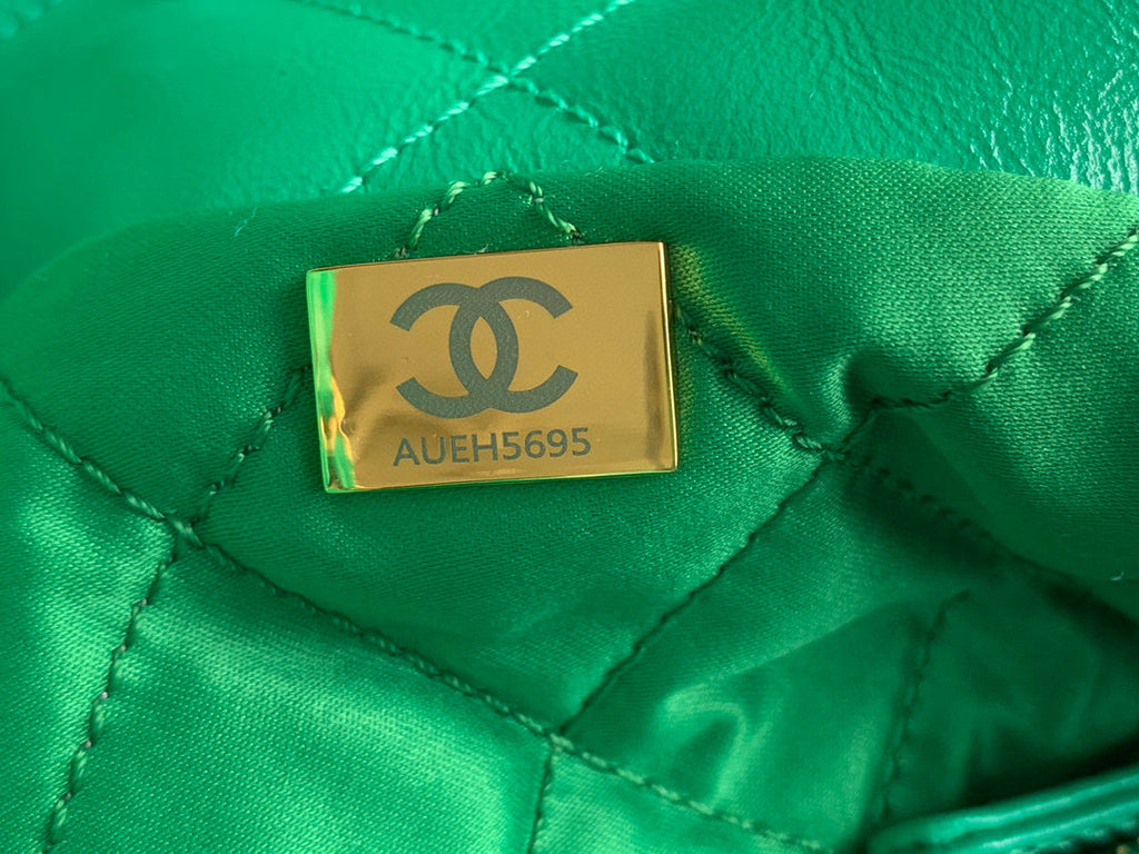 Chanel 22 Handbag AS3261 Shiny Calfskin Gold-Tone Metal Green
