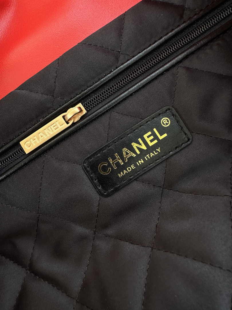 Chanel 22 Handbag AS3261 Red Black Calfskin