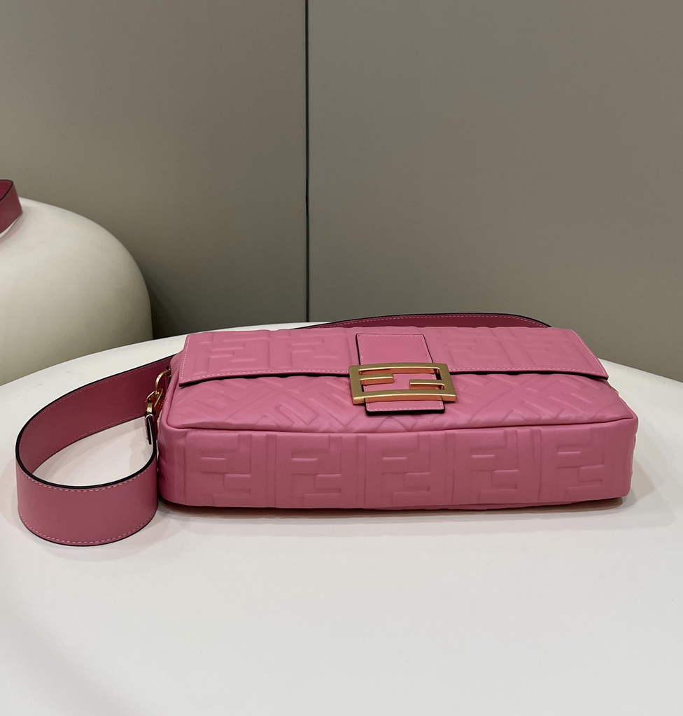 Fendi 8BR771 Baguette Large leather bag in pink