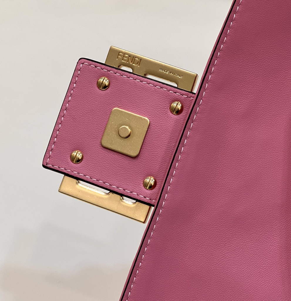 Fendi 8BR771 Baguette Large leather bag in pink