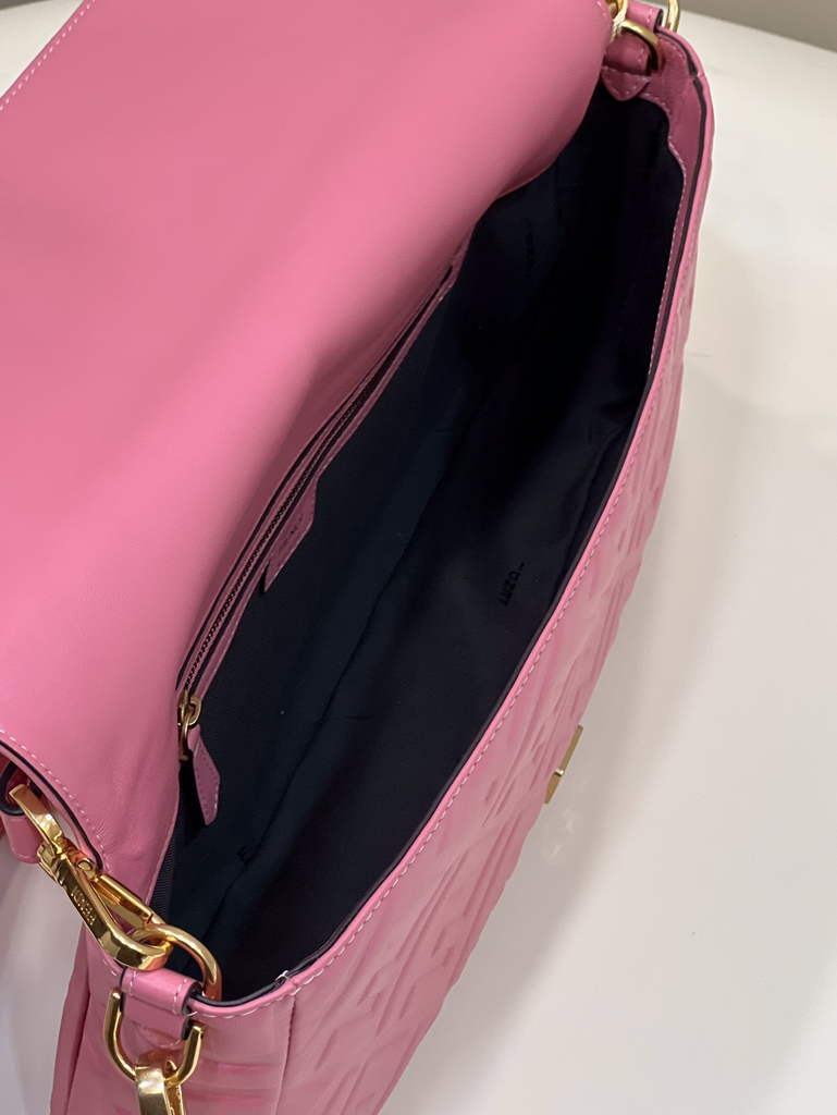 Fendi 8BR771 Baguette Large leather bag in pink