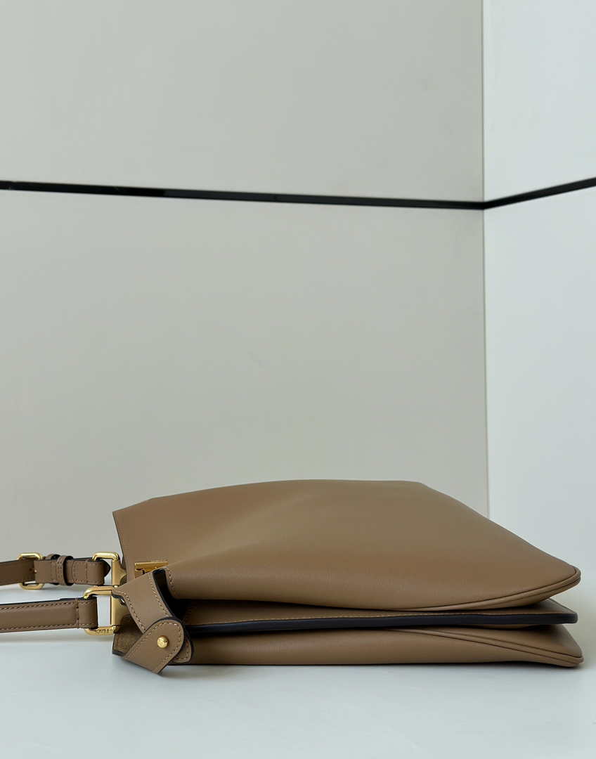 Fendi Peekaboo Soft Large Apricot Leather Bag 8BN358
