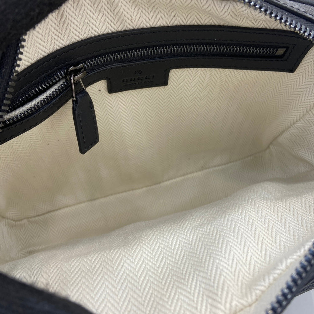 Gucci GG Emblem medium crossbody bag, 821160 in black fabric