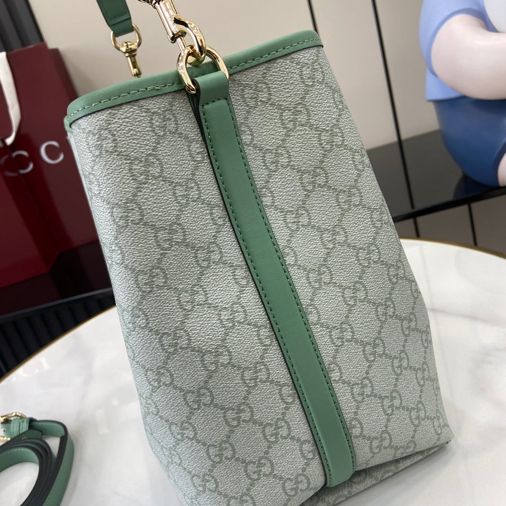 Gucci GG Emblem medium bucket bag ‎815103 in green fabric