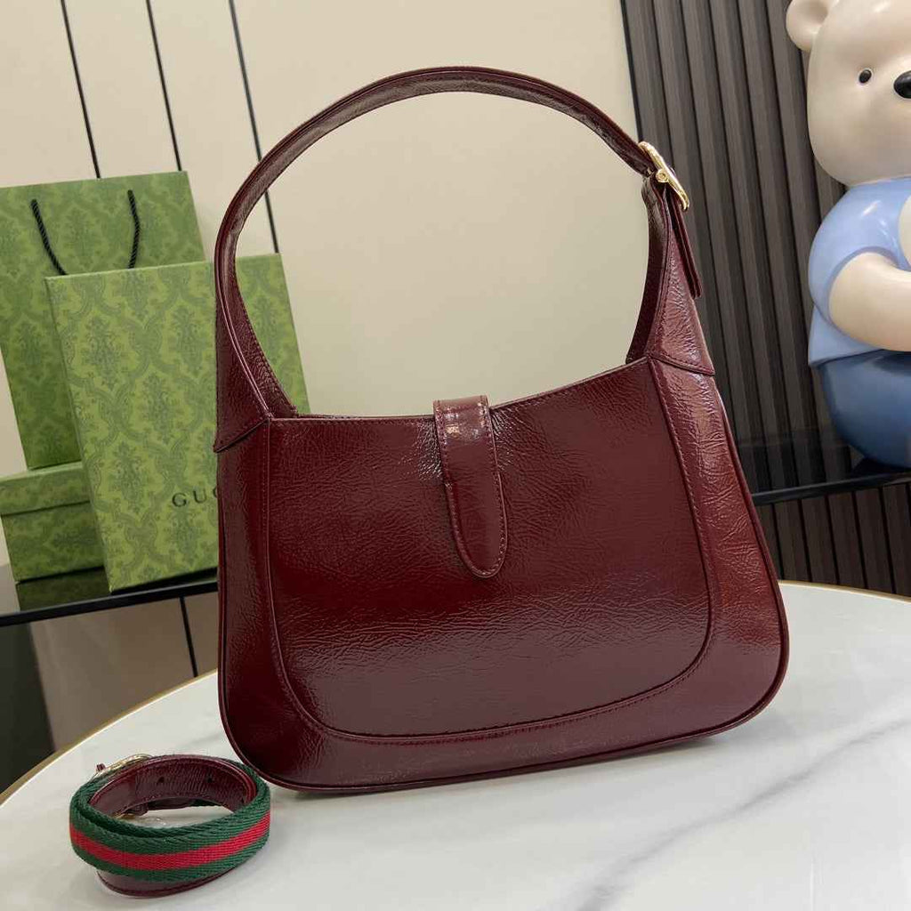 Gucci Jackie small shoulder bag in wine red patent leather 782849