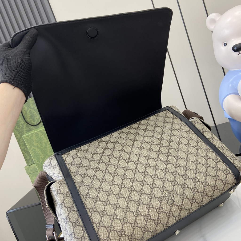 Gucci ‎‎Large changing bag, 495909 Brown GG Supreme canvas