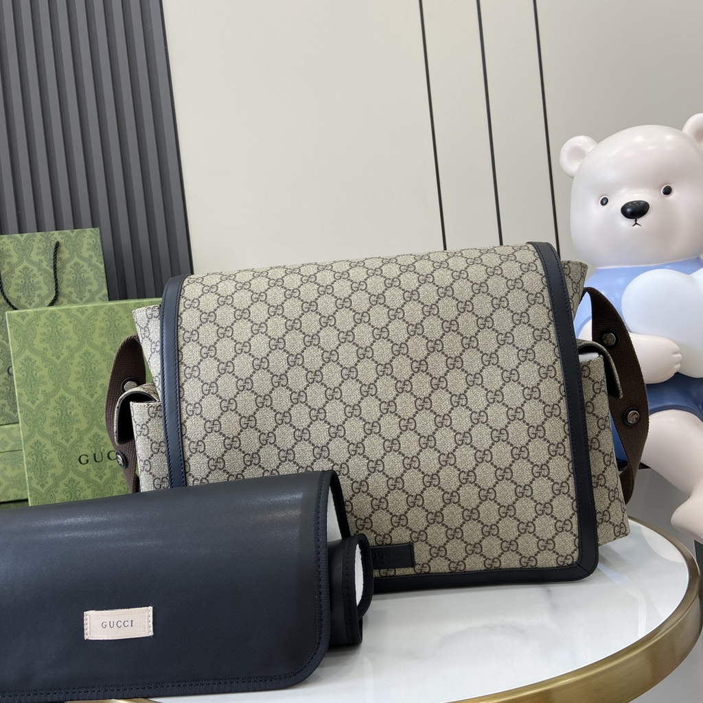 Gucci ‎‎Large changing bag, 495909 Brown GG Supreme canvas