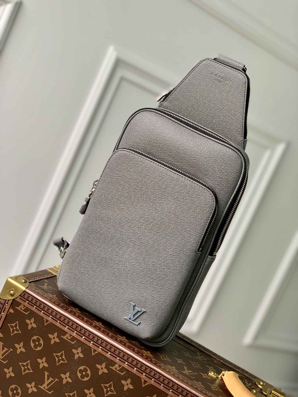 Louis Vuitton M30859 Avenue Slingbag Bag Taïga Leather Gray - Default Title - View 1