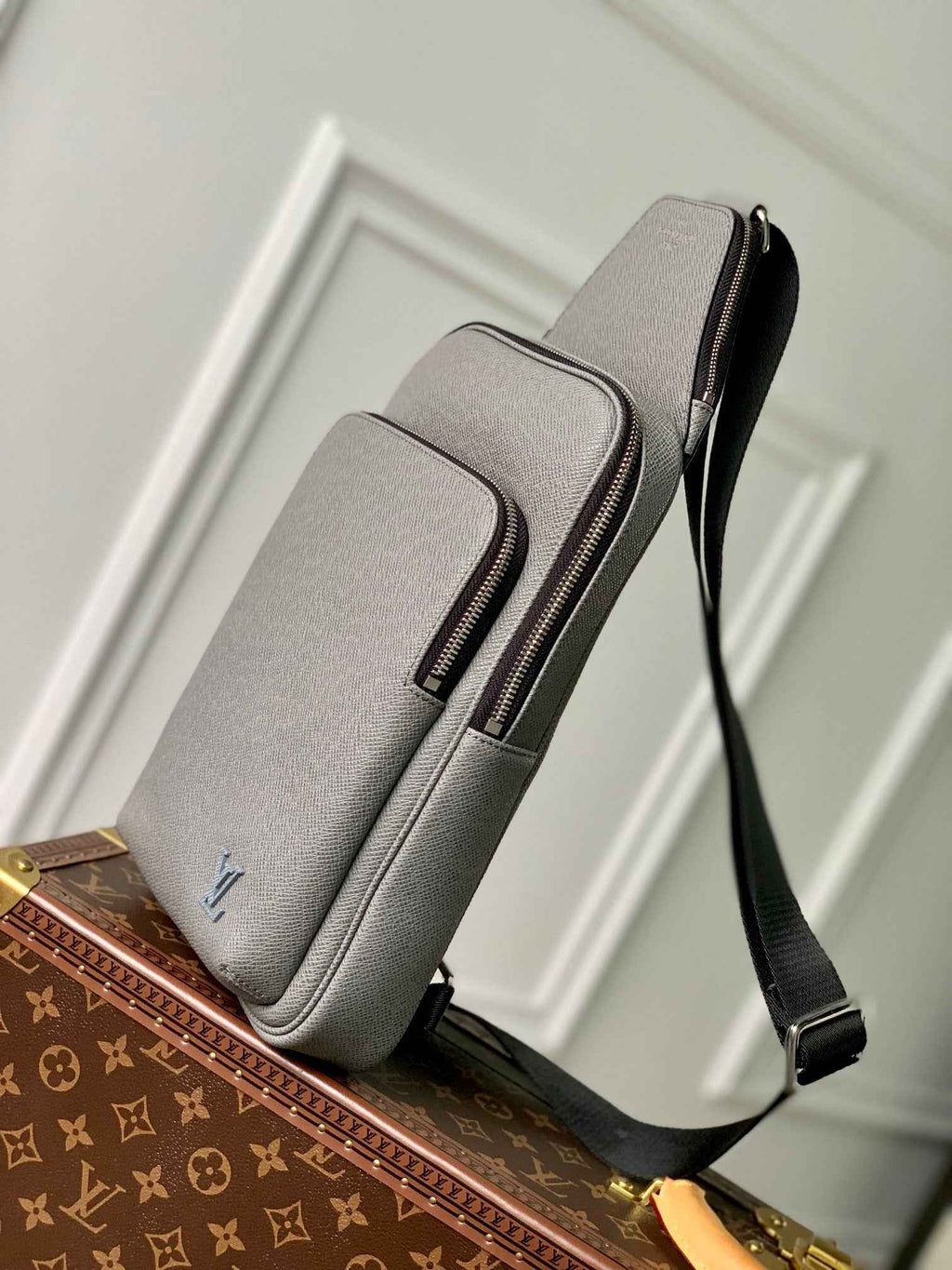 Louis Vuitton M30859 Avenue Slingbag Bag Taïga Leather Gray - Default Title - View 2