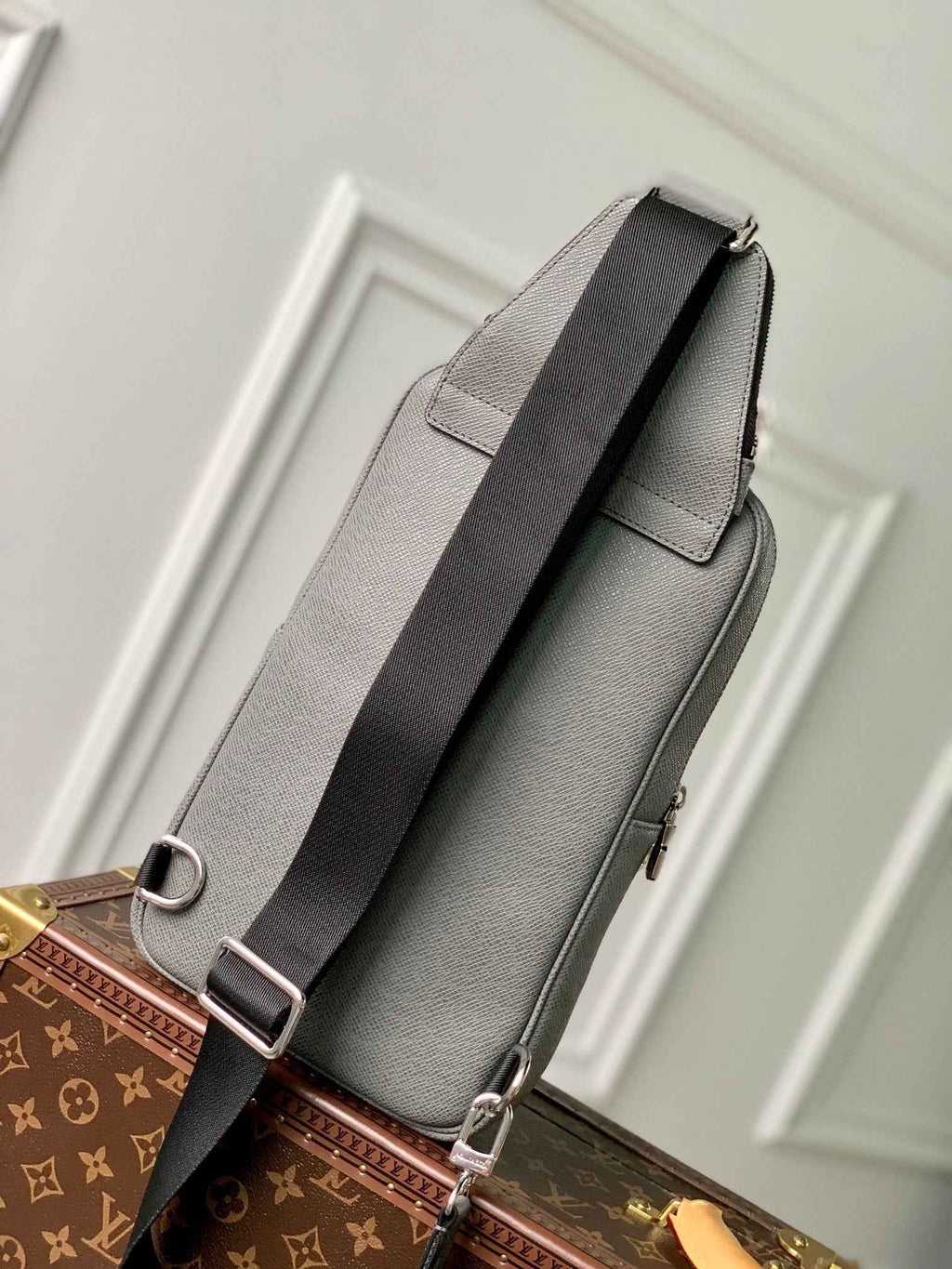 Louis Vuitton M30859 Avenue Slingbag Bag Taïga Leather Gray - Default Title - View 3