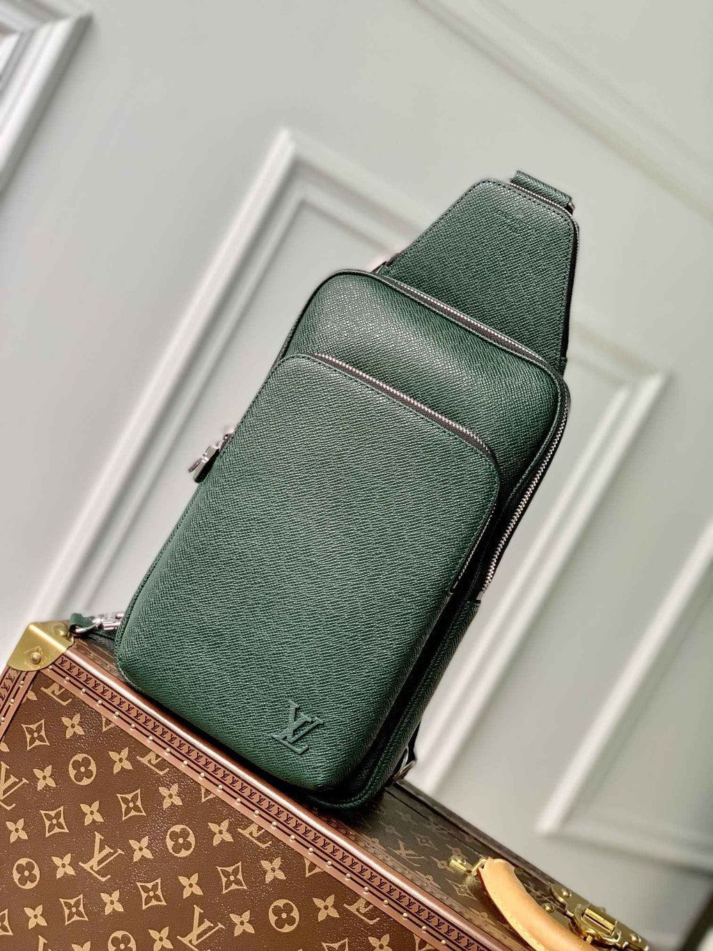 Louis Vuitton M30860 Avenue Slingbag Bag Taïga Leather Green - Default Title - View 1