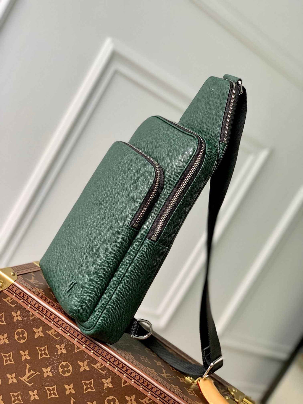 Louis Vuitton M30860 Avenue Slingbag Bag Taïga Leather Green - Default Title - View 2