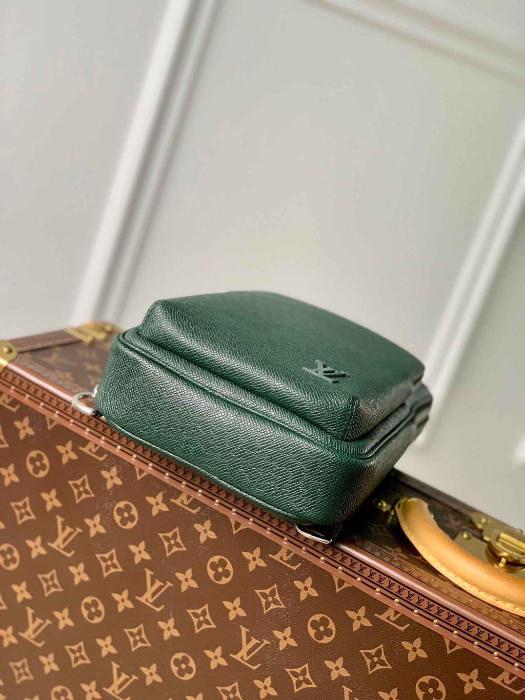 Louis Vuitton M30860 Avenue Slingbag Bag Taïga Leather Green - Default Title - View 4