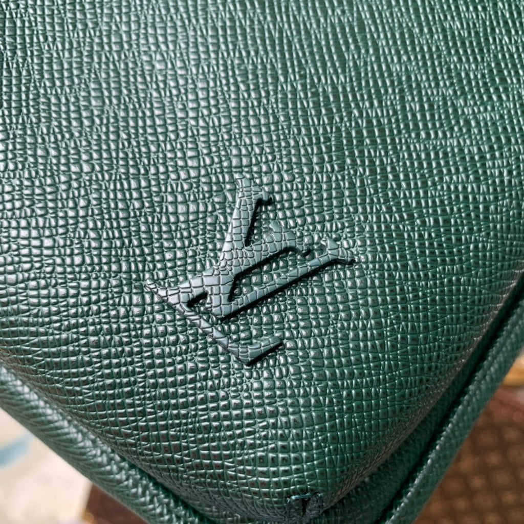 Louis Vuitton M30860 Avenue Slingbag Bag Taïga Leather Green - Default Title - View 5