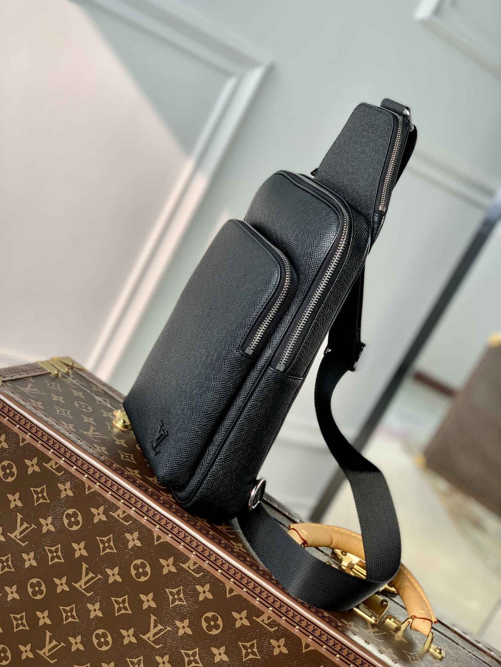 Louis Vuitton M30443 Avenue Slingbag Bag Taïga Leather Black - Default Title - View 3