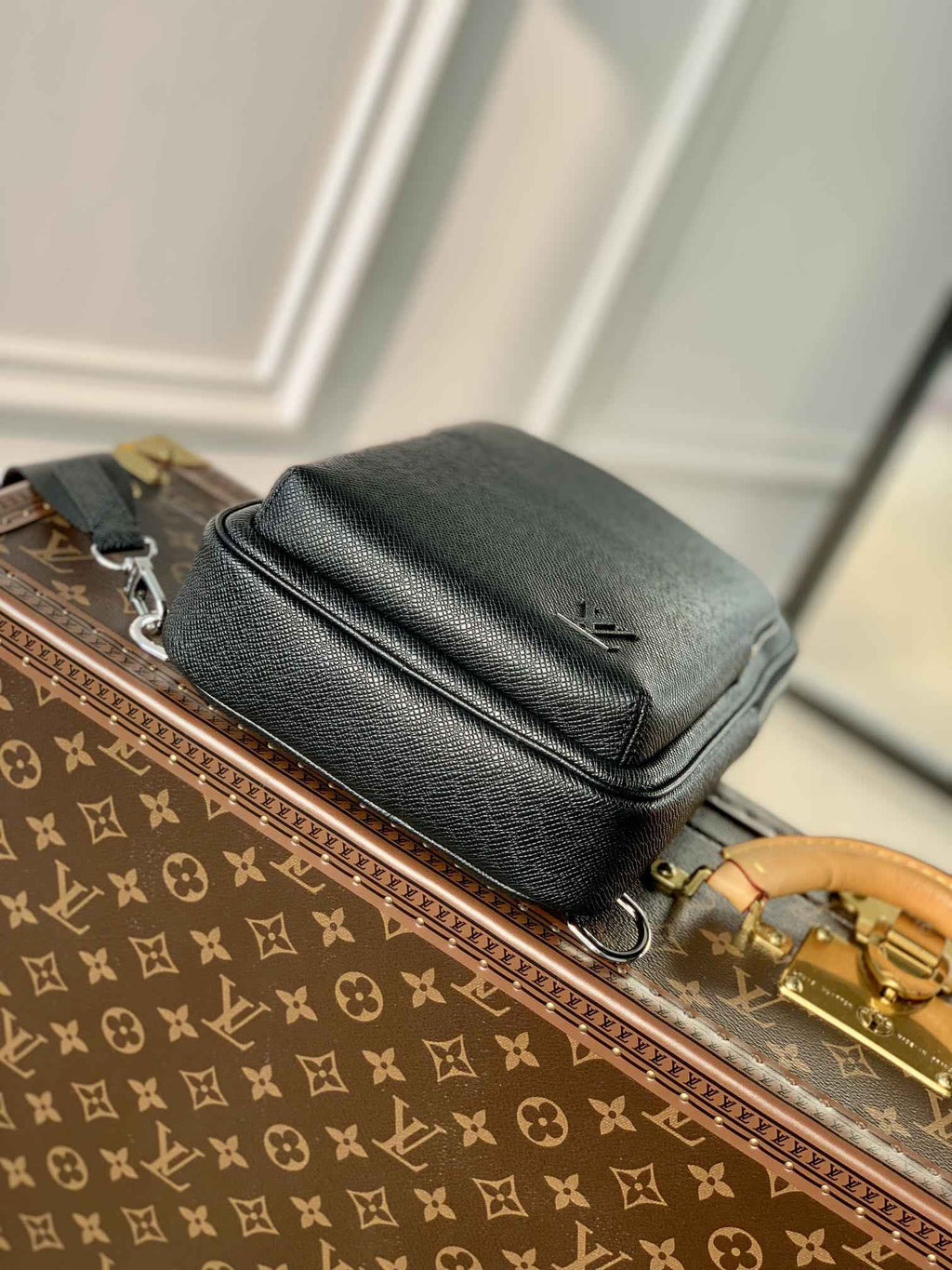 Louis Vuitton M30443 Avenue Slingbag Bag Taïga Leather Black - Default Title - View 4