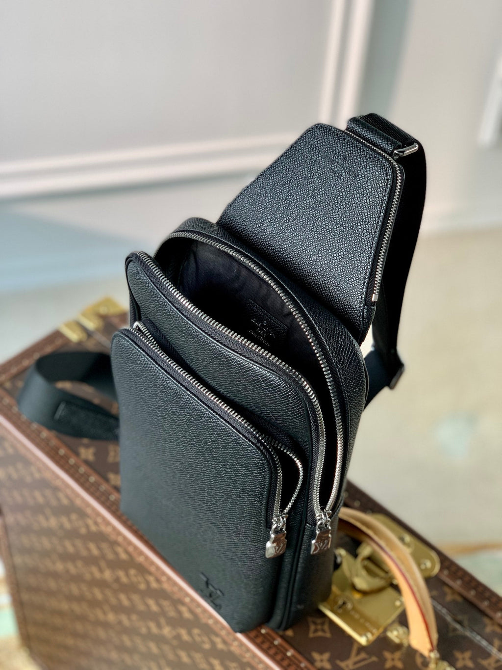 Louis Vuitton M30443 Avenue Slingbag Bag Taïga Leather Black - Default Title - View 8