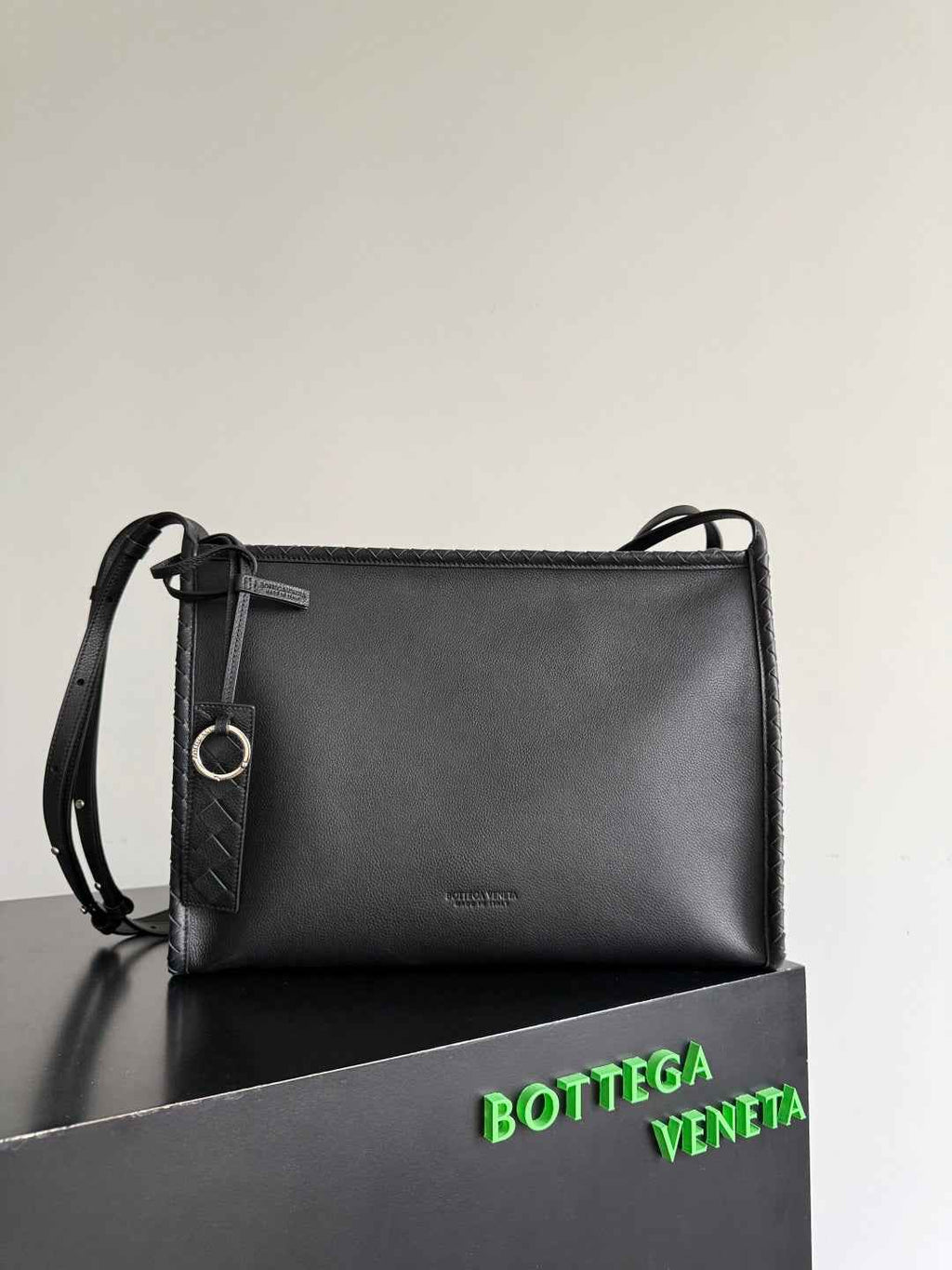 Bottega Veneta Men's Corriere Messenger Bag – Black 826852