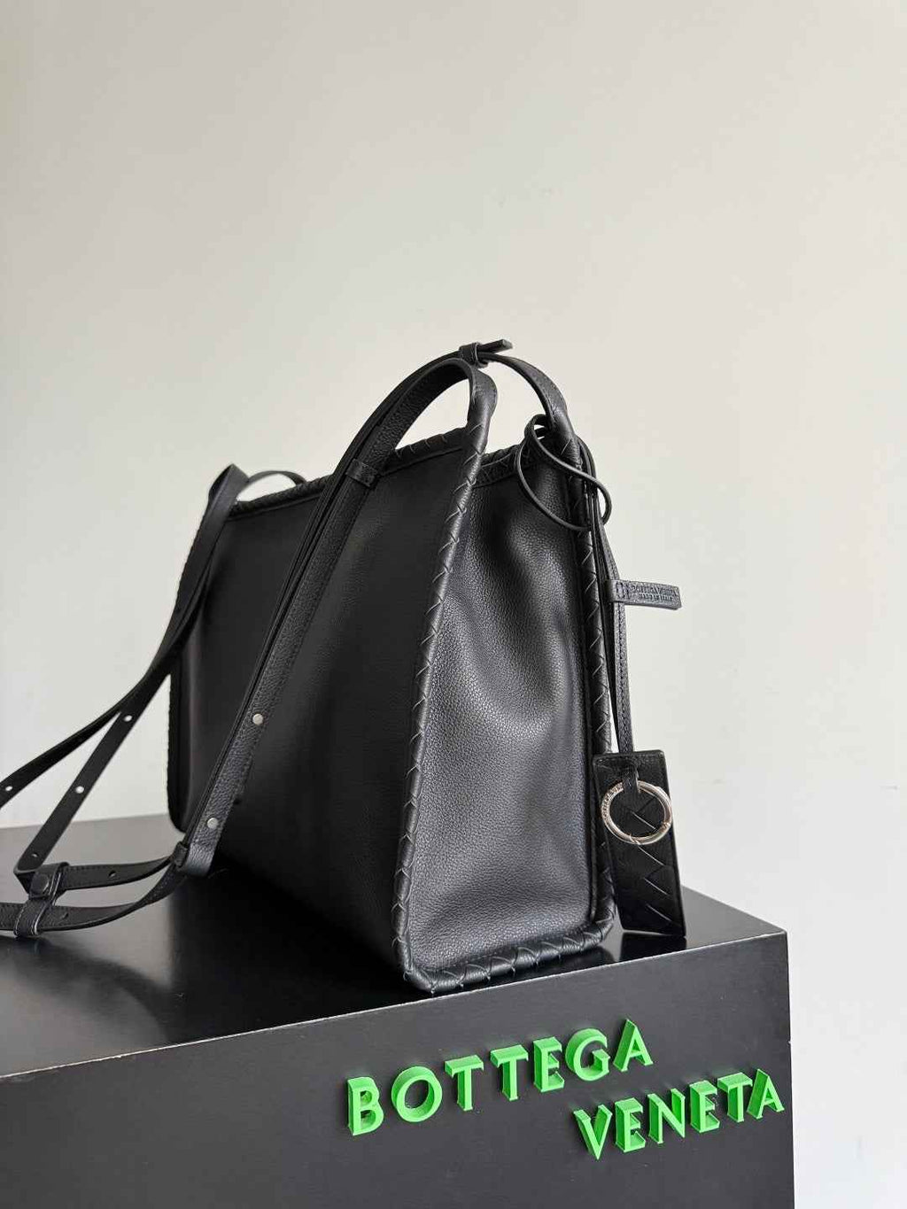 Bottega Veneta Men's Corriere Messenger Bag – Black 826852