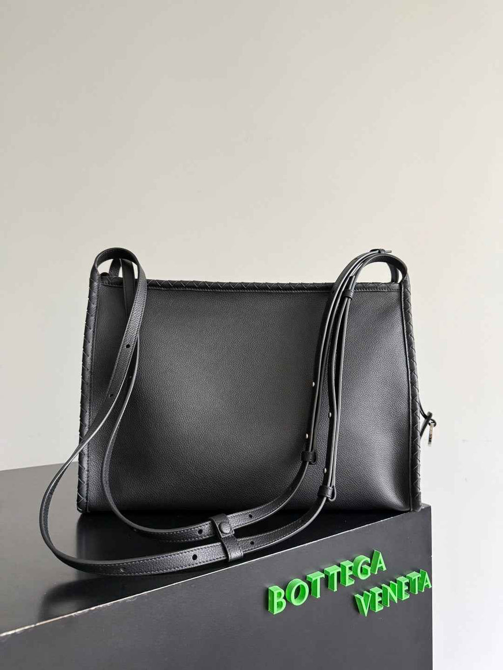 Bottega Veneta Men's Corriere Messenger Bag – Black 826852