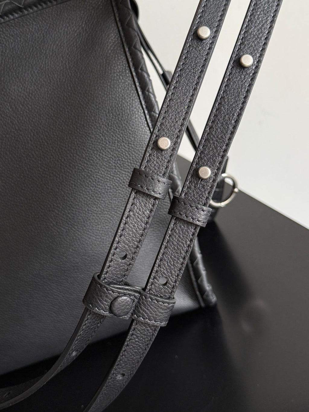 Bottega Veneta Men's Corriere Messenger Bag – Black 826852