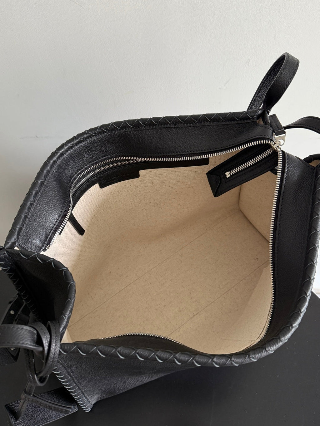 Bottega Veneta Men's Corriere Messenger Bag – Black 826852