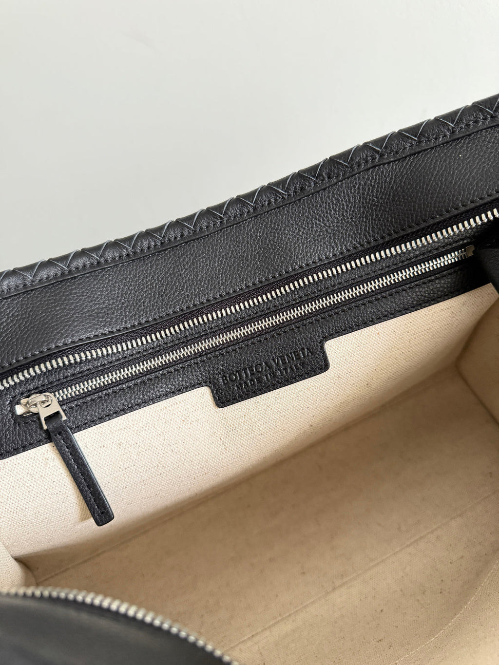 Bottega Veneta Men's Corriere Messenger Bag – Black 826852